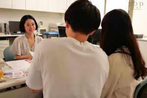 同棲するため物件を内見にきたカップルの彼氏を寝取って生ハメ中出しさせる淫乱巨乳な不動産レディ MINAMO【1stars00797】
