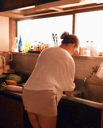 台所は嫁の聖域です。夫が不在中に家庭内不倫をした人妻の話 雨村梨花【59hez00892】