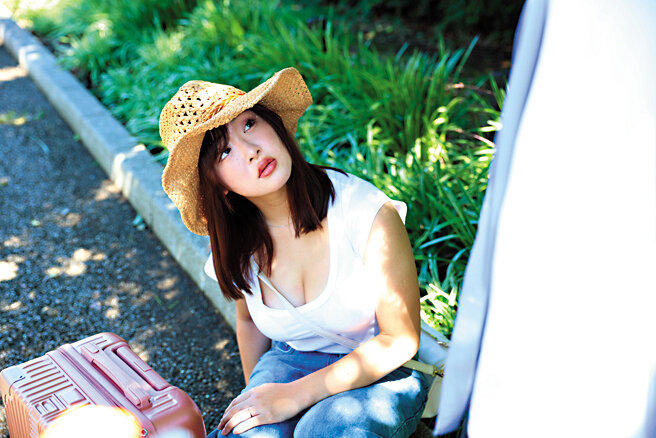 旦那不在の2泊3日…田舎の蒸し暑い夏に汗を垂れ流しながら義父に抱かれました。 岡本莉里【h_1100hzgd00295】