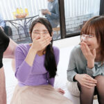 一般男女モニタリングAV マジックミラーの向こうには愛する旦那たち！仲良しママ友2人組が協力してノーハンドフェラ早抜きチャレンジ！お口と舌だけで舐めてしゃぶってザーメン抜き！タイムアップで罰ゲームのデカチン即ハメ4P！旦那のすぐ横でNTR連続生中出し！【dvmm00266】