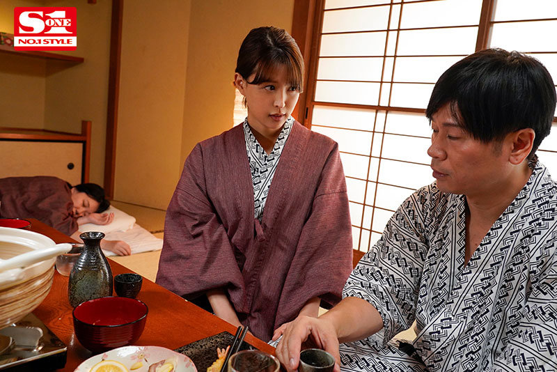 友人夫婦と4人で温泉旅行中、美人過ぎる友人奥さんが僕を明らかに誘惑！？ 愛妻に内緒でW不倫セックス…ヤる？ヤラない？ 葵つかさ【ssis00679】の画像